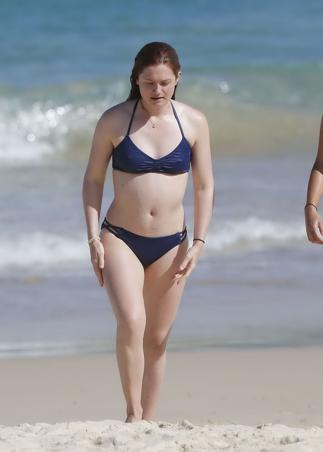 Bonnie wright montre ses mamelons et son cul dans un bikini bleu
 #75143796