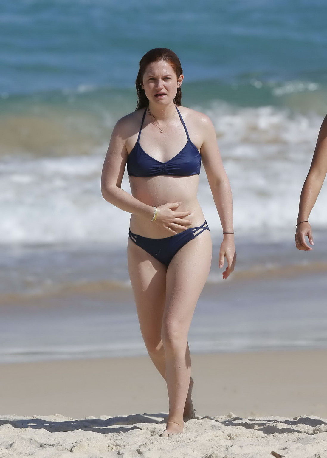 Bonnie wright montre ses mamelons et son cul dans un bikini bleu
 #75143800