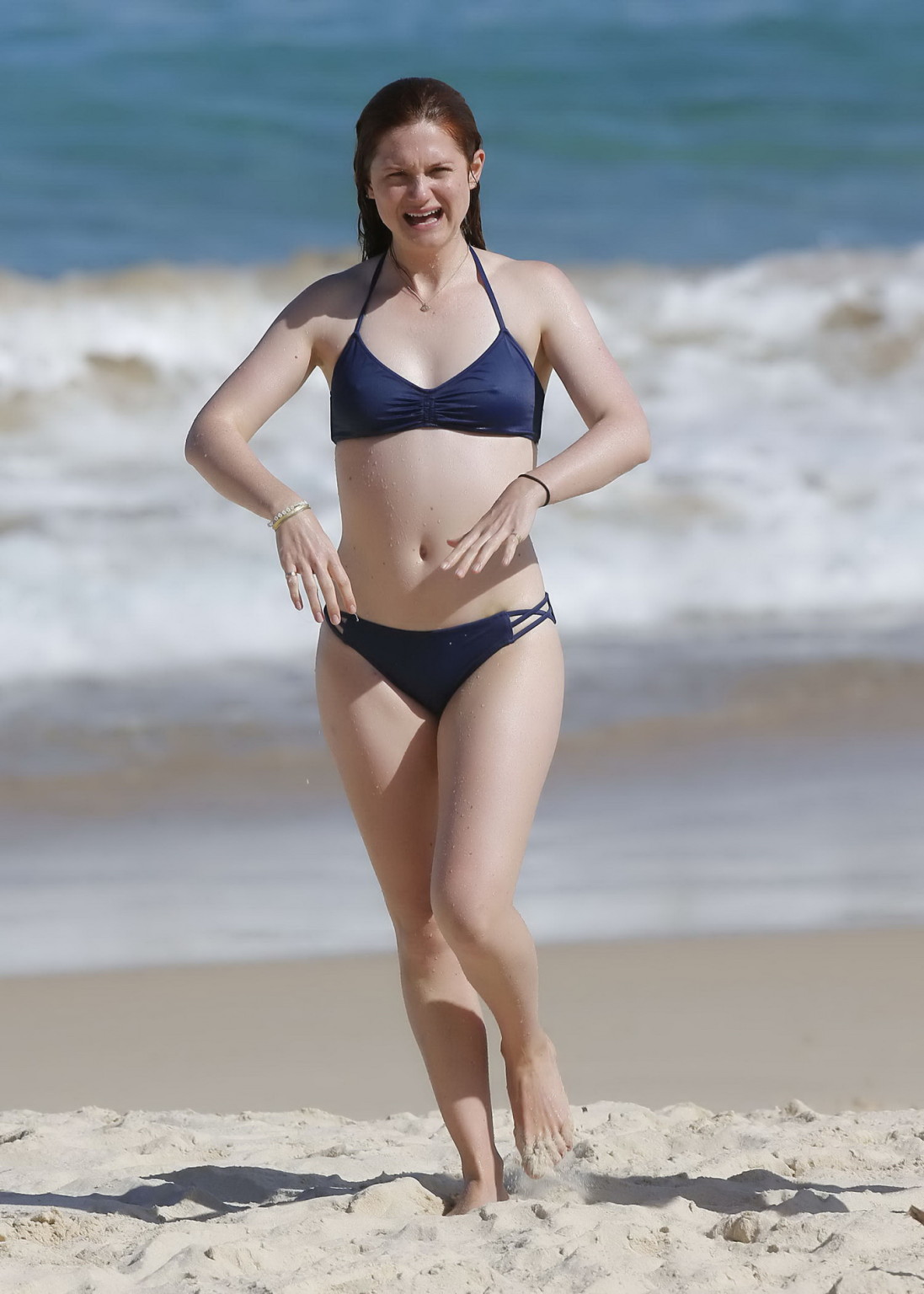 Bonnie wright montre ses mamelons et son cul dans un bikini bleu
 #75143812