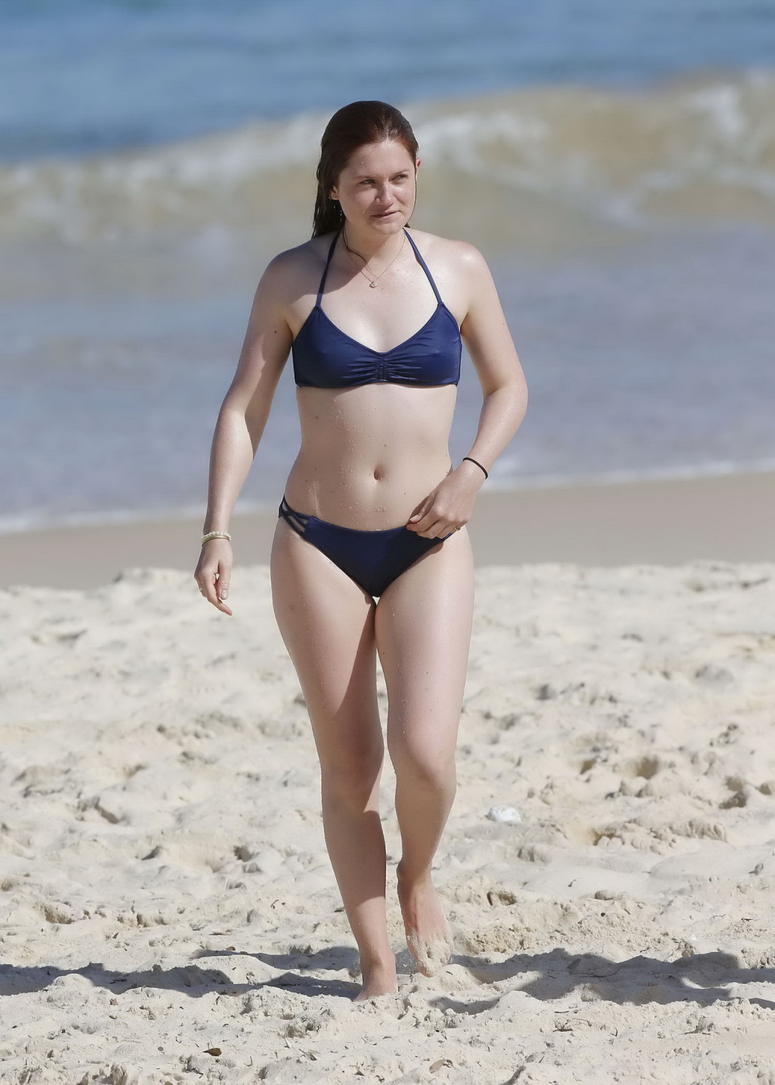 Bonnie wright montre ses mamelons et son cul dans un bikini bleu
 #75143885
