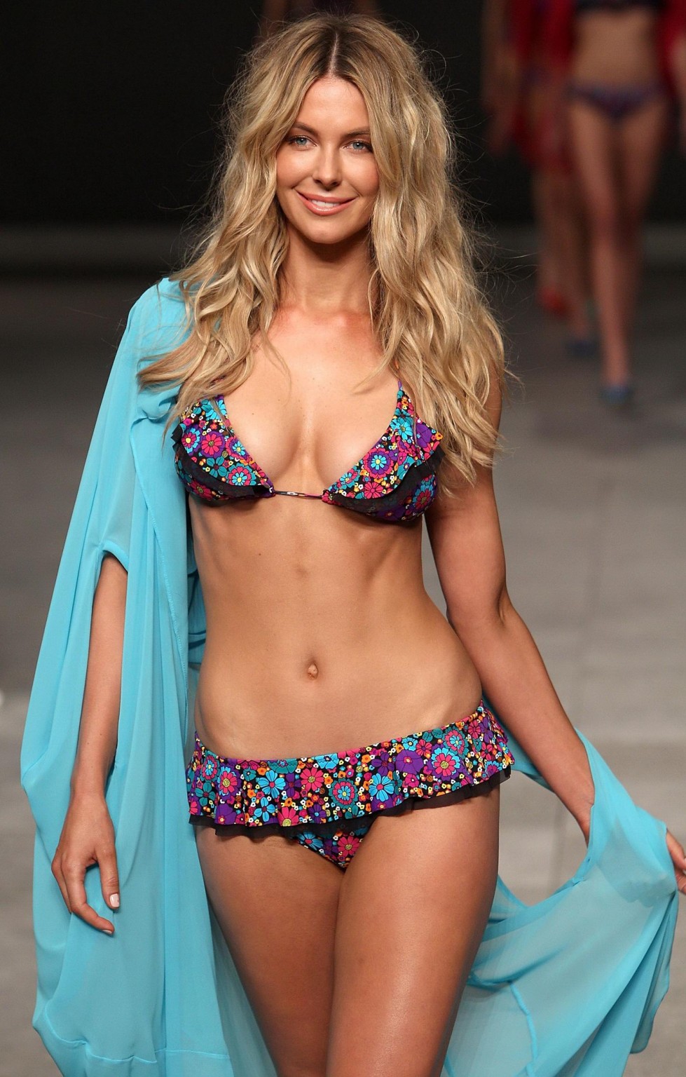 Jennifer hawkins indossando bikini sexy al myer primavera/estate 2011 runway show 
 #75290449