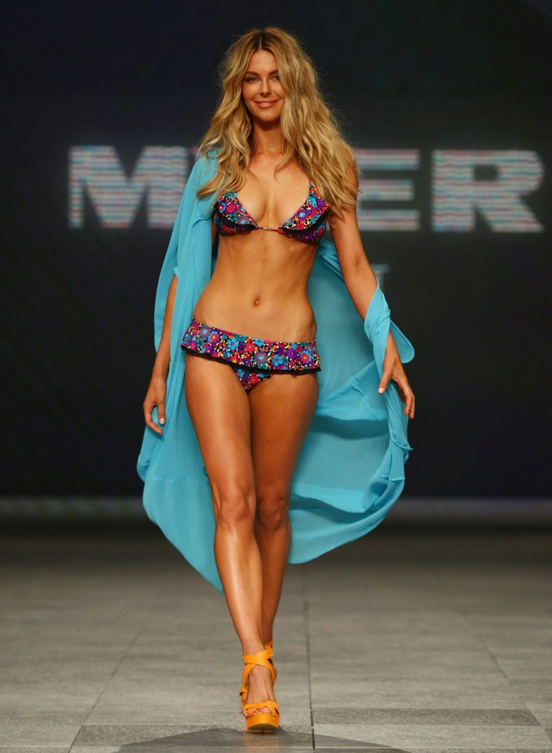 Jennifer hawkins portant un bikini sexy au défilé myer printemps/été 2011 
 #75290499