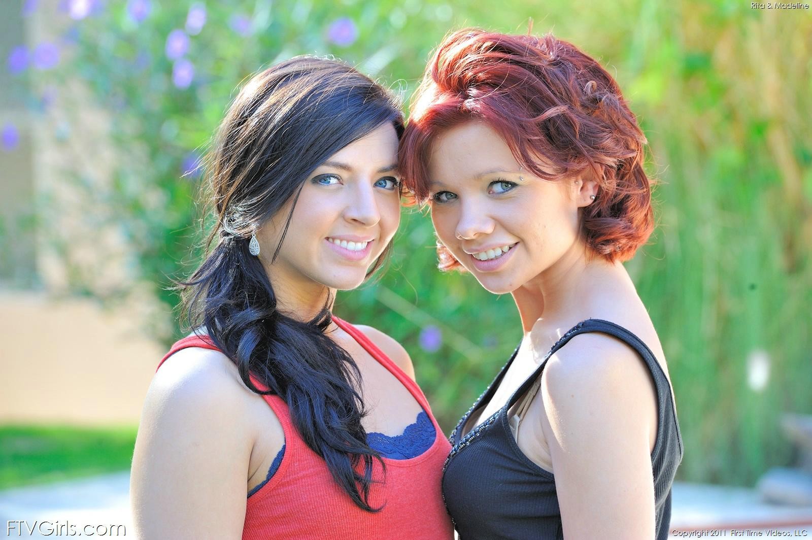 Jóvenes lesbianas reales expuestas y burladas al aire libre
 #79477651