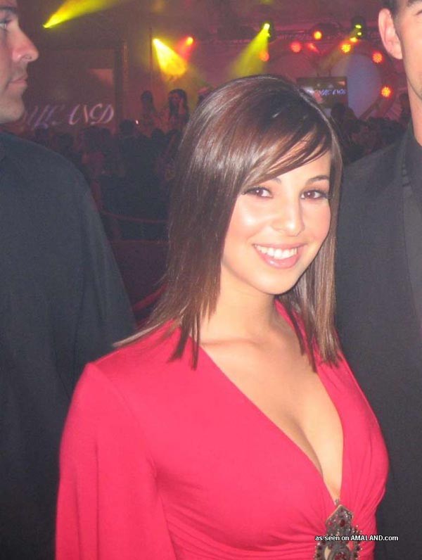 Morena caliente muestra su escote en un vestido rojo sexy
 #67737663