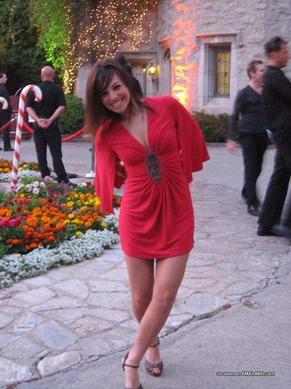 Morena caliente muestra su escote en un vestido rojo sexy
 #67737678