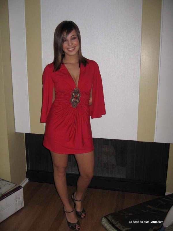 Morena caliente muestra su escote en un vestido rojo sexy
 #67737691