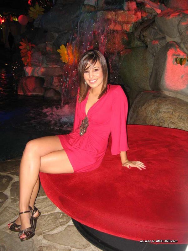 Morena caliente muestra su escote en un vestido rojo sexy
 #67737697