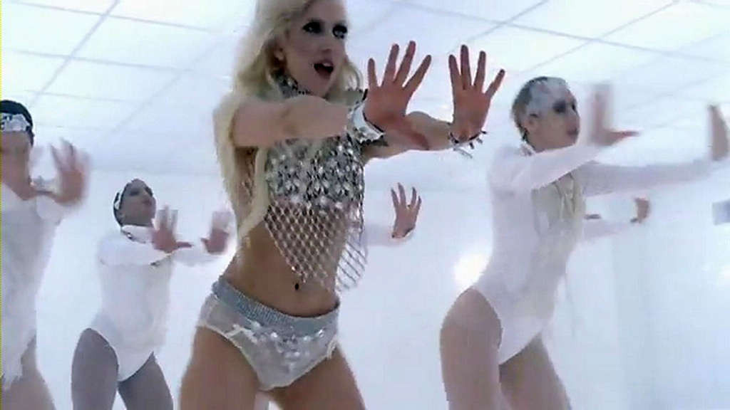 Lady Gaga in posa nuda ed esponendo il suo bel culo in perizoma
 #75374303