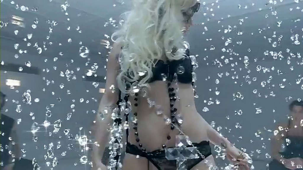 Lady Gaga posiert nackt und entblößt ihren schönen Arsch im Tanga
 #75374315