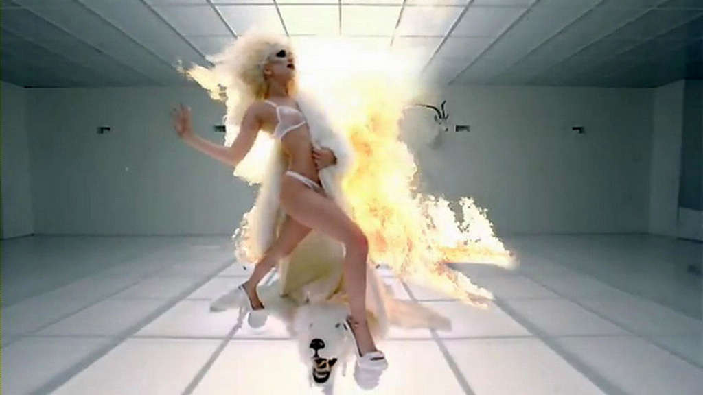 Lady Gaga posiert nackt und entblößt ihren schönen Arsch im Tanga
 #75374330