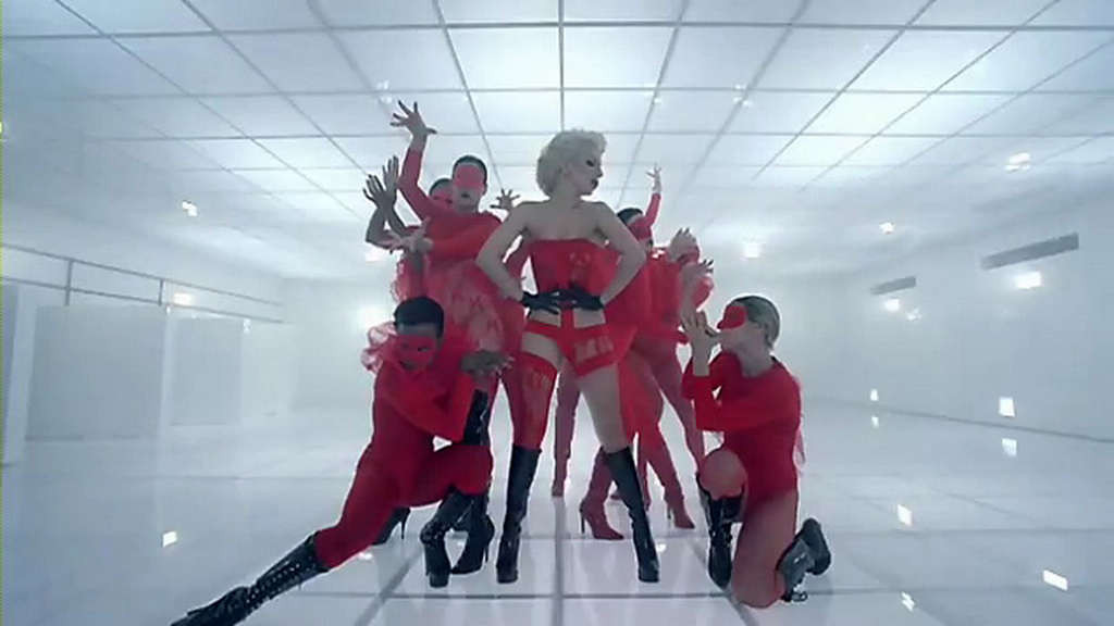 Lady Gaga in posa nuda ed esponendo il suo bel culo in perizoma
 #75374338