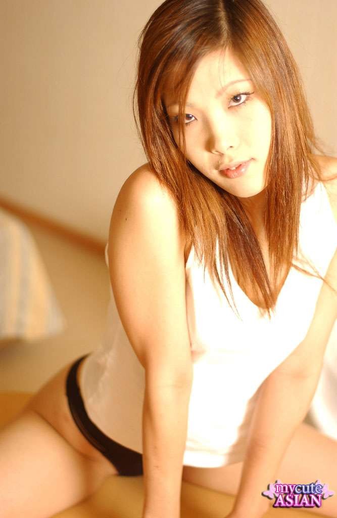 Geile Japanerin zeigt ihre perfekten Titten und Muschi
 #70003182