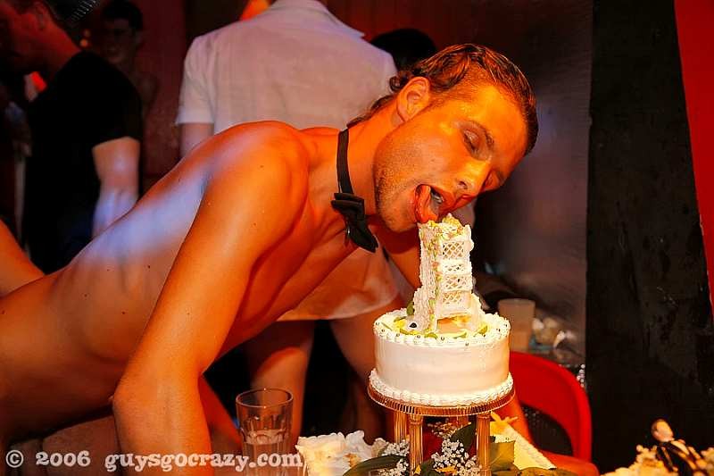 En su boda, el novio recibe un fuerte golpe en el culo
 #76995963