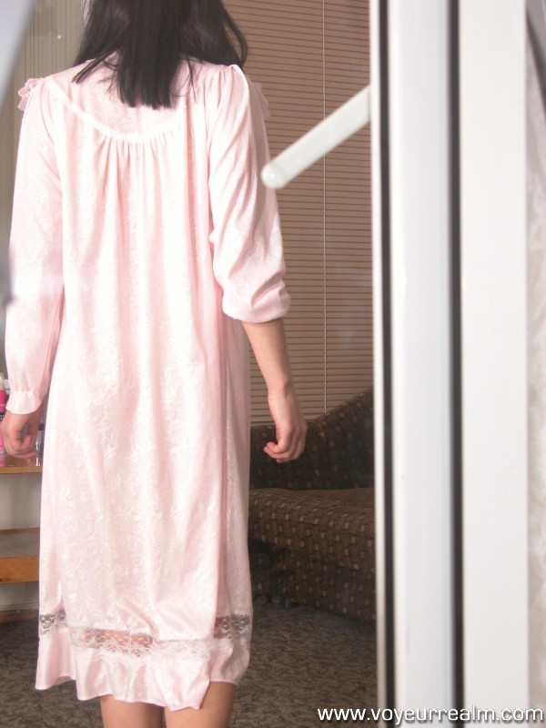 Gattina carina sorpresa a camminare in camicia da notte trasparente
 #67539743