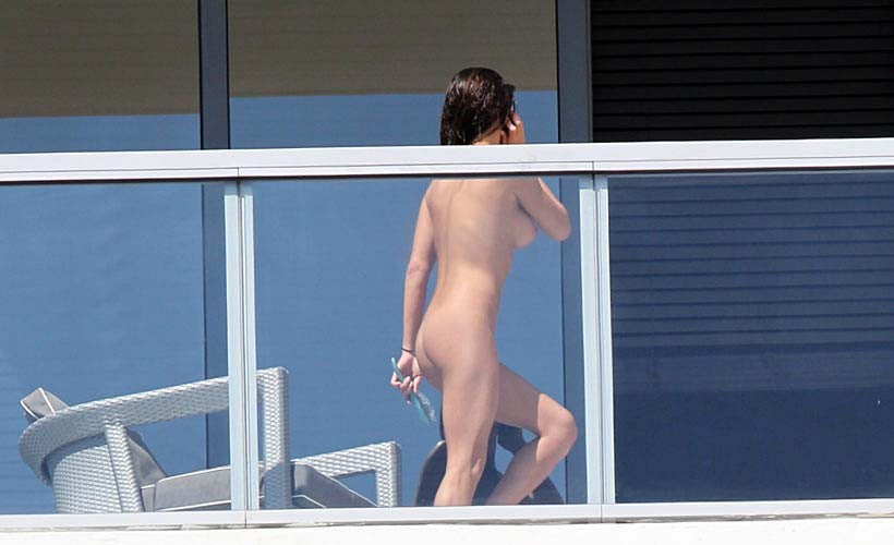 Arianny celeste desnuda en el balcón y fotos de bikini sexy
 #75273228