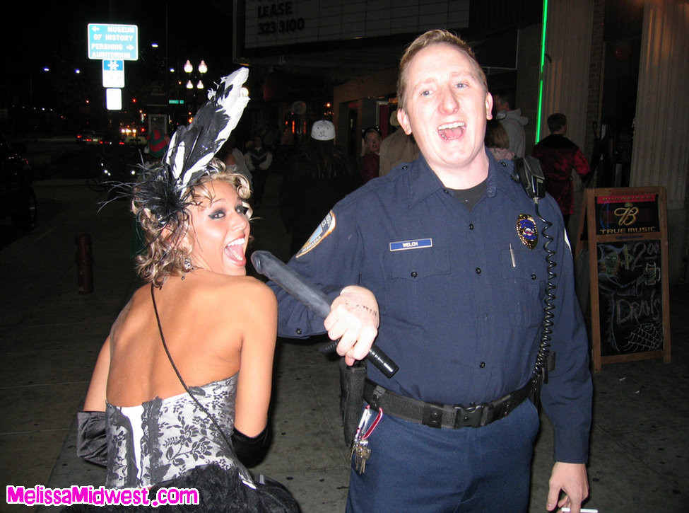 Melissa midwest posiert mit einem gefälschten Polizisten
 #67544888