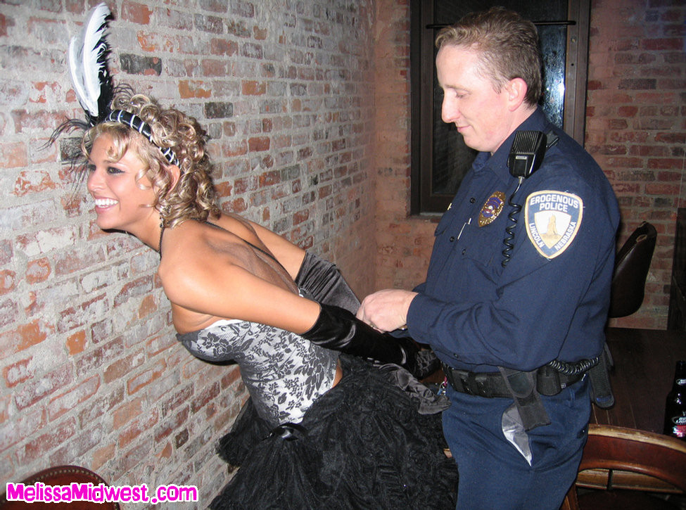 Melissa midwest posiert mit einem gefälschten Polizisten
 #67544914