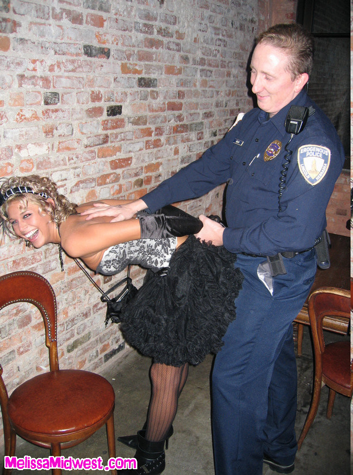 Melissa midwest posiert mit einem gefälschten Polizisten
 #67544922