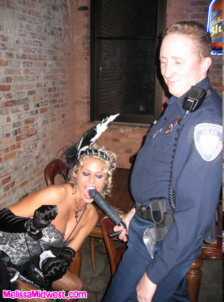 Melissa midwest posiert mit einem gefälschten Polizisten
 #67544955