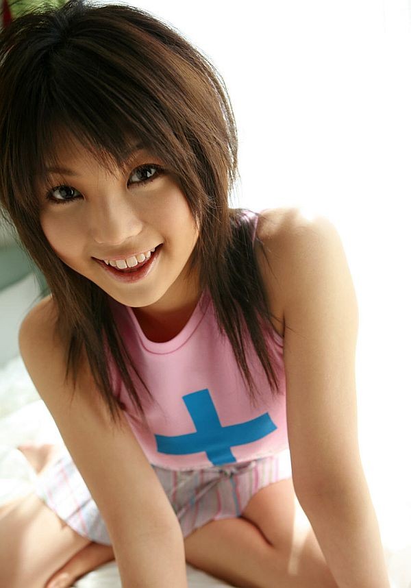 Kyou linda joven modelando vestido muestra el coño peludo y sonríe
 #68116260