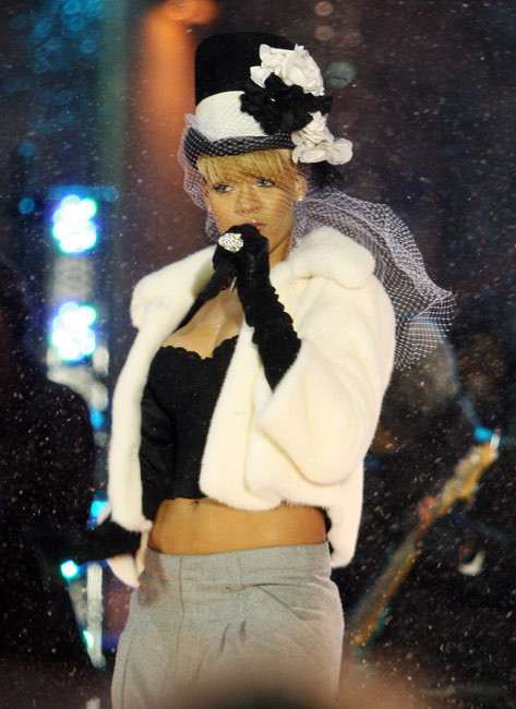 Rihanna tiene escote en ropa sexy de invierno
 #75367362