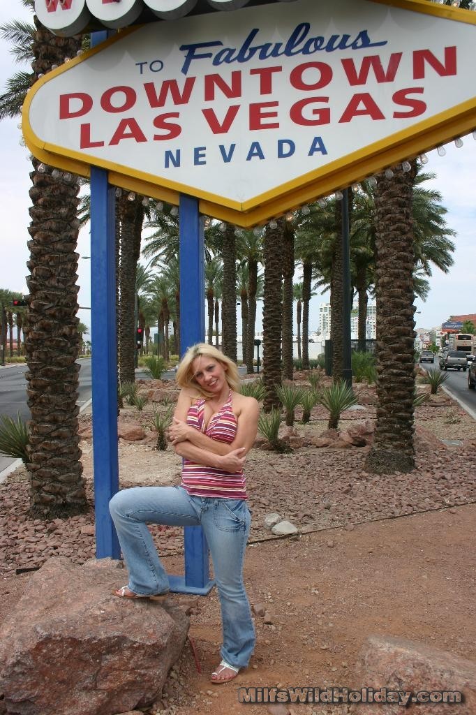 Burlón milf tetona chupar y joder una polla dura en la cama
 #77242651