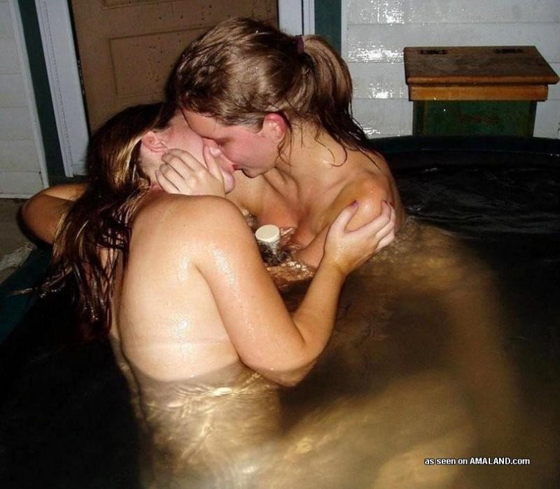 Compilation de lesbiennes amateurs excitées s'embrassant sur une webcam
 #77027845