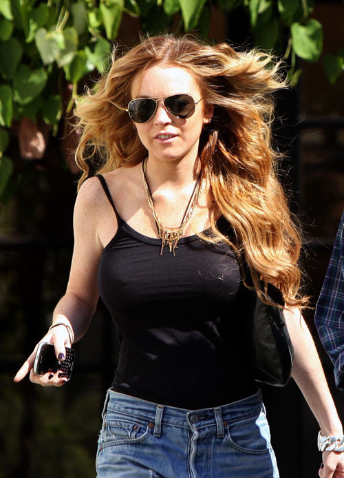 Lindsay lohan en camiseta de tirantes muy transparente y hudge rack
 #75411378