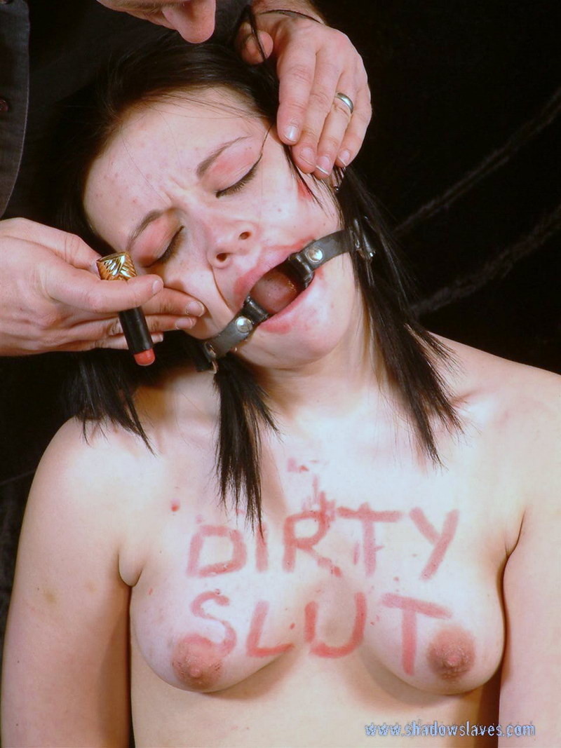 Erniedrigende Bestrafung der schmutzigen geknebelten Teenie-Sklavin Pixie, die mit Bodywriting und
 #72110608