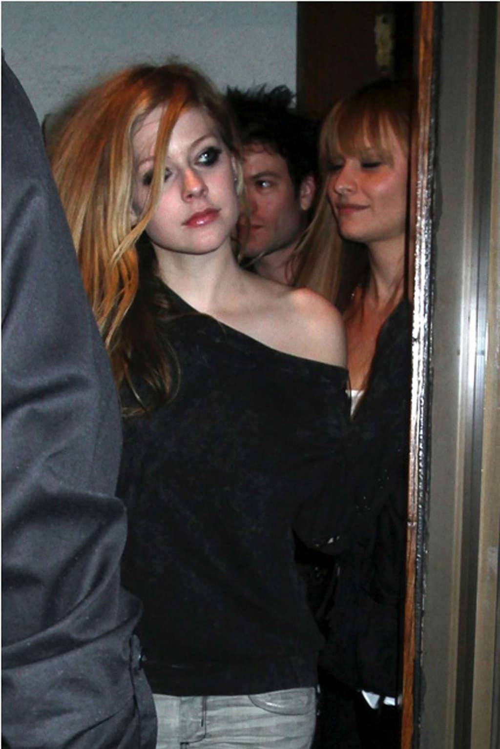 Avril Lavigne guardando cazzo ubriaco in alcune foto di club paparazzo
 #75355207