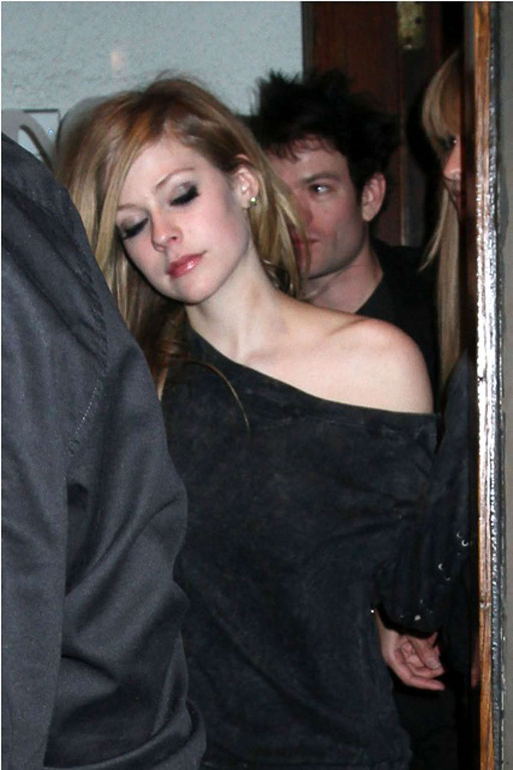Avril Lavigne looking fucking drunk in some club paparazzo photos #75355210