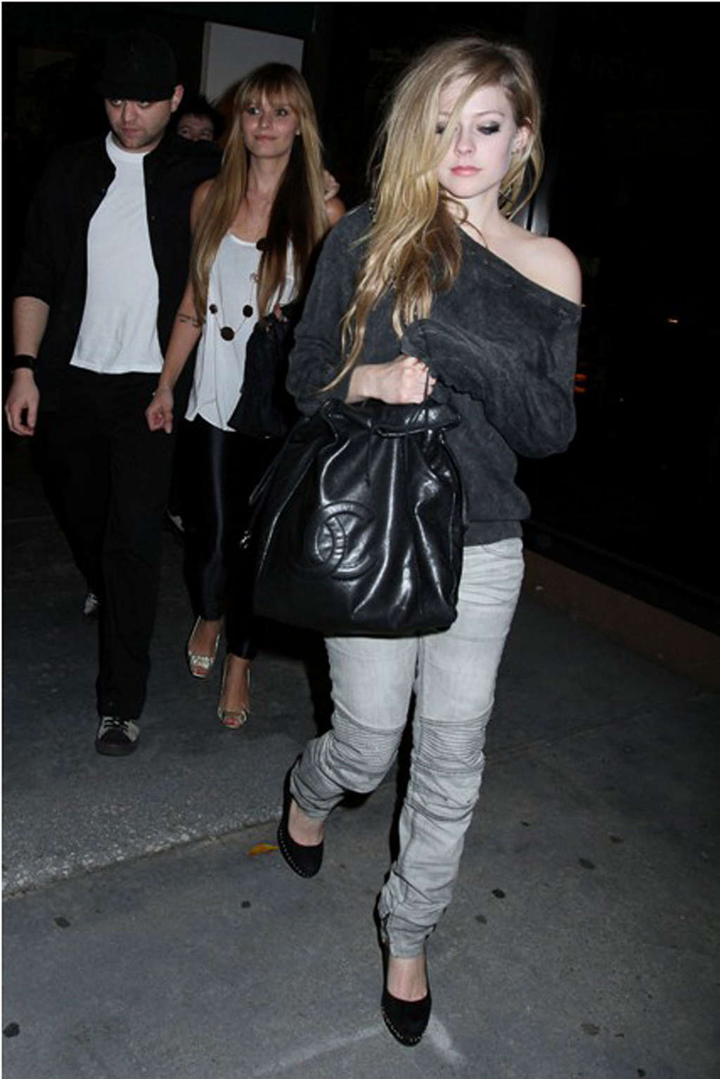 Avril Lavigne looking fucking drunk in some club paparazzo photos #75355217