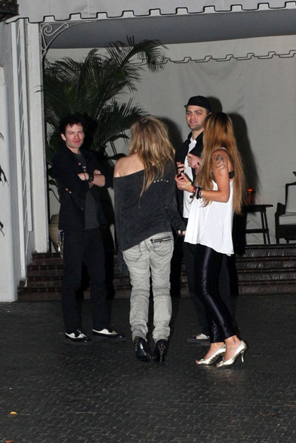 Avril Lavigne guardando cazzo ubriaco in alcune foto di club paparazzo
 #75355245