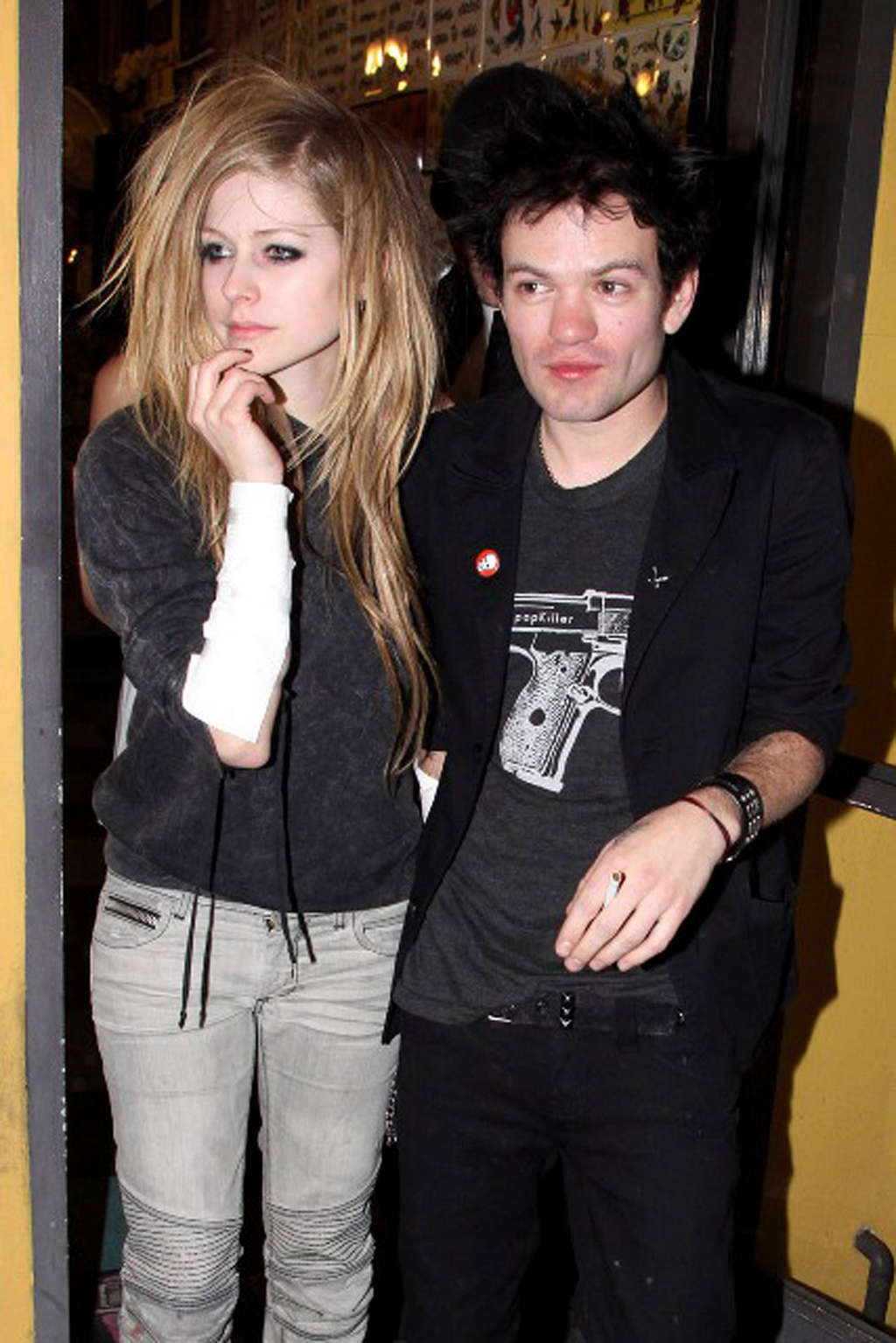 Avril Lavigne guardando cazzo ubriaco in alcune foto di club paparazzo
 #75355262
