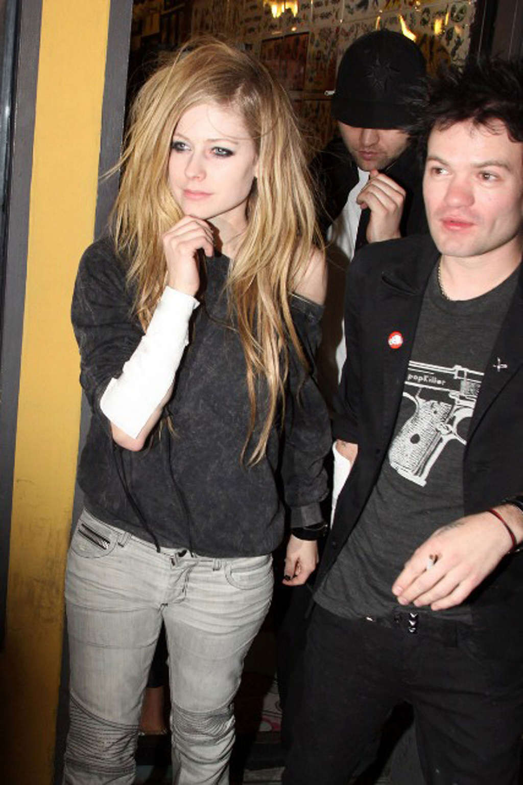 Avril Lavigne guardando cazzo ubriaco in alcune foto di club paparazzo
 #75355265