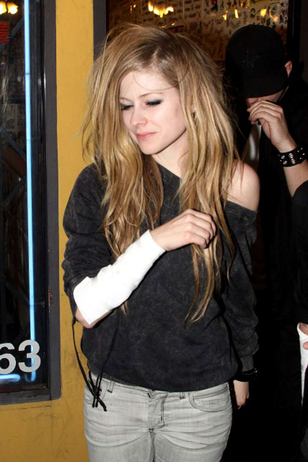 Avril Lavigne looking fucking drunk in some club paparazzo photos #75355269