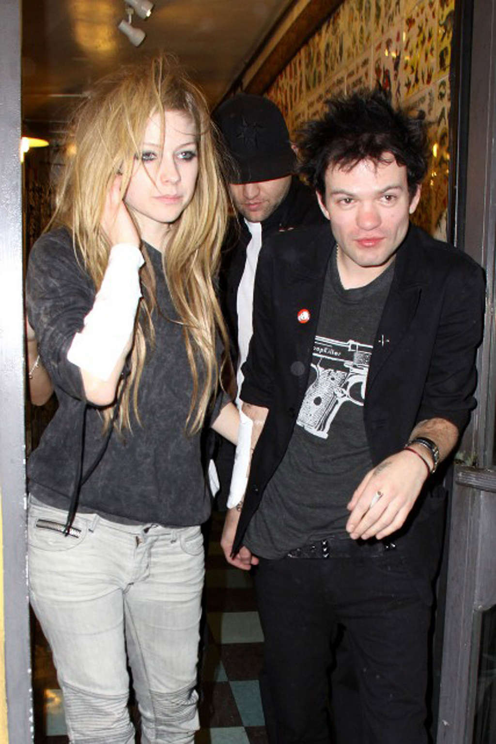 Avril lavigne a l'air complètement ivre sur des photos prises par des paparazzi dans un club.
 #75355276