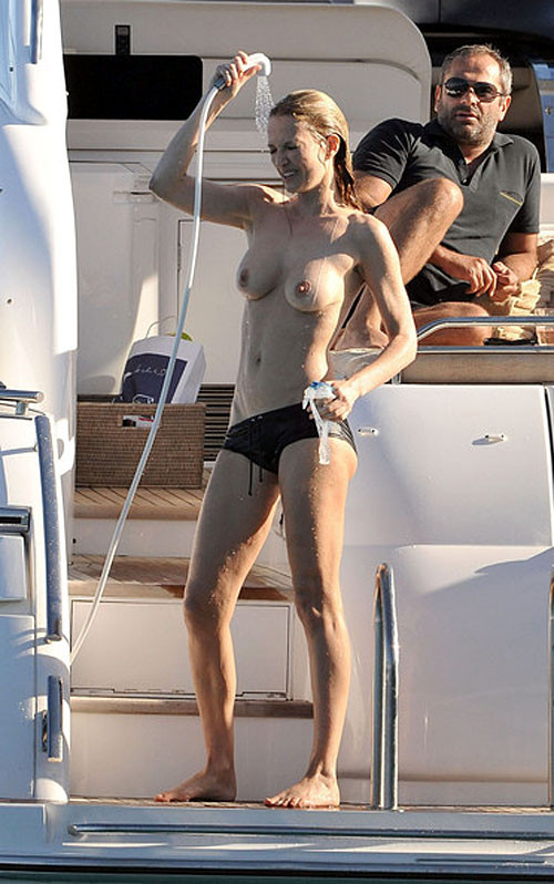 Kate Moss et ses amies en soirée topless sur un yacht, exposant leurs beaux seins. #75384739