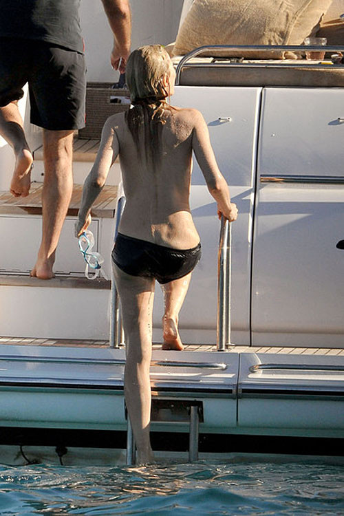 Kate Moss et ses amies en soirée topless sur un yacht, exposant leurs beaux seins. #75384748