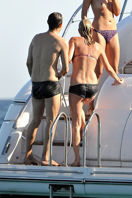 Kate Moss et ses amies en soirée topless sur un yacht, exposant leurs beaux seins. #75384755
