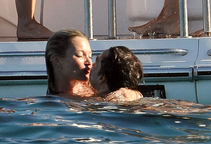 Kate Moss et ses amies en soirée topless sur un yacht, exposant leurs beaux seins. #75384761