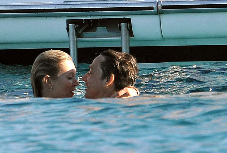 Kate Moss et ses amies en soirée topless sur un yacht, exposant leurs beaux seins. #75384769