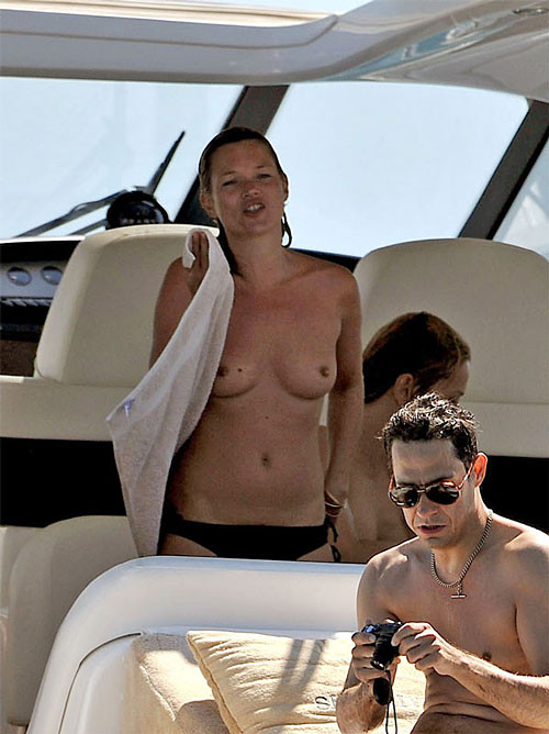 Kate Moss et ses amies en soirée topless sur un yacht, exposant leurs beaux seins. #75384776