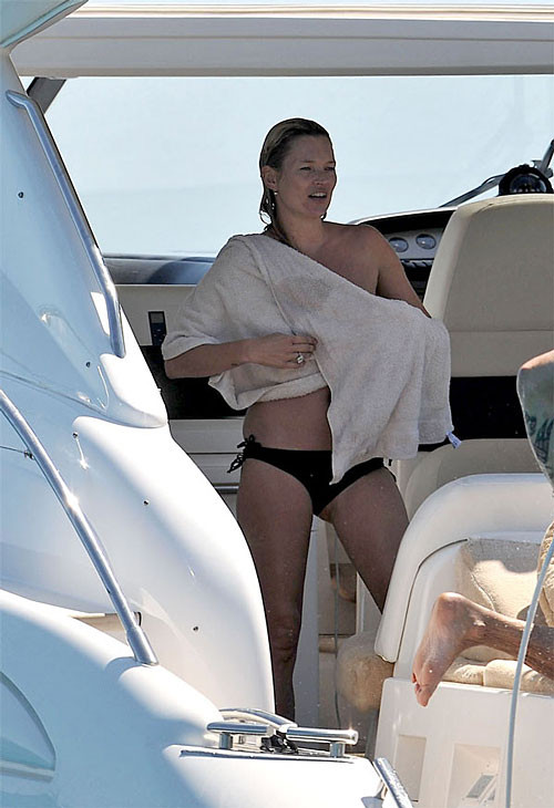 Kate Moss et ses amies en soirée topless sur un yacht, exposant leurs beaux seins. #75384813
