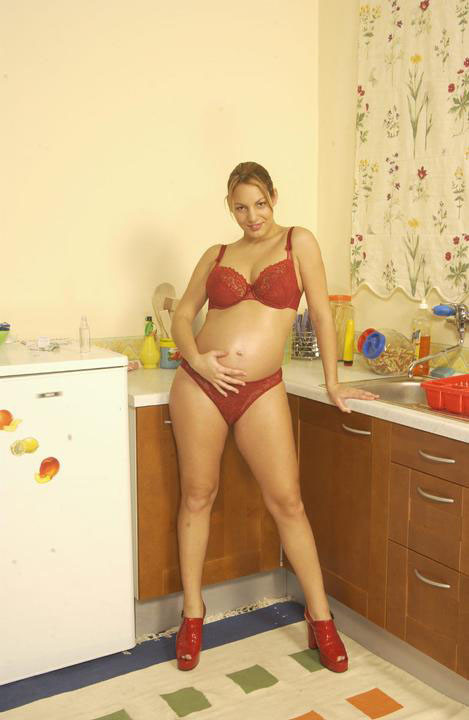 Femme au foyer enceinte en lingerie rouge montre sa chatte
 #76656449