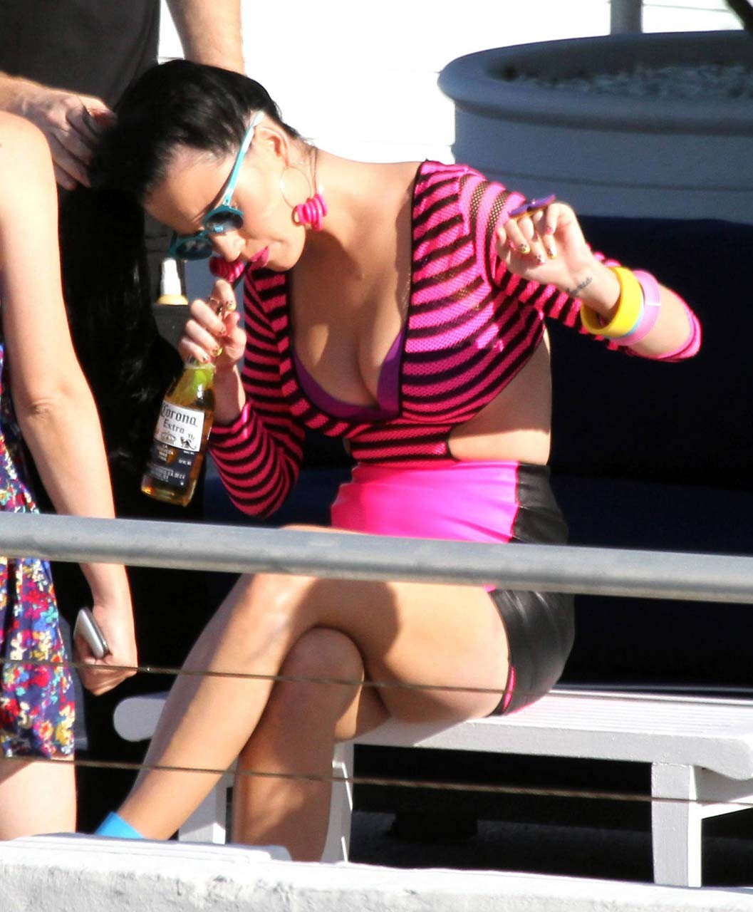 Katy Perry posiert und zeigt riesige Brüste und schöne Beine im sexy Minikleid
 #75301486