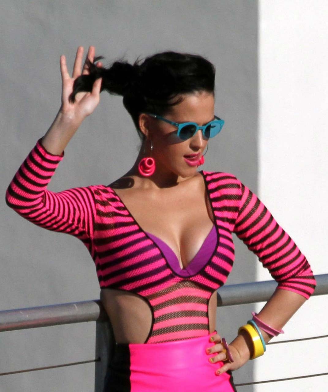 Katy Perry posiert und zeigt riesige Brüste und schöne Beine im sexy Minikleid
 #75301527