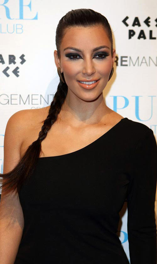 Kim kardashian decken ihre Nacktheit mit schwarzer Decke
 #75389999