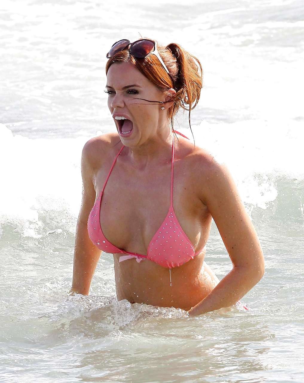 Maria Fowler perdant le haut de son bikini sur la plage, prise en photo par les paparazzi.
 #75288674