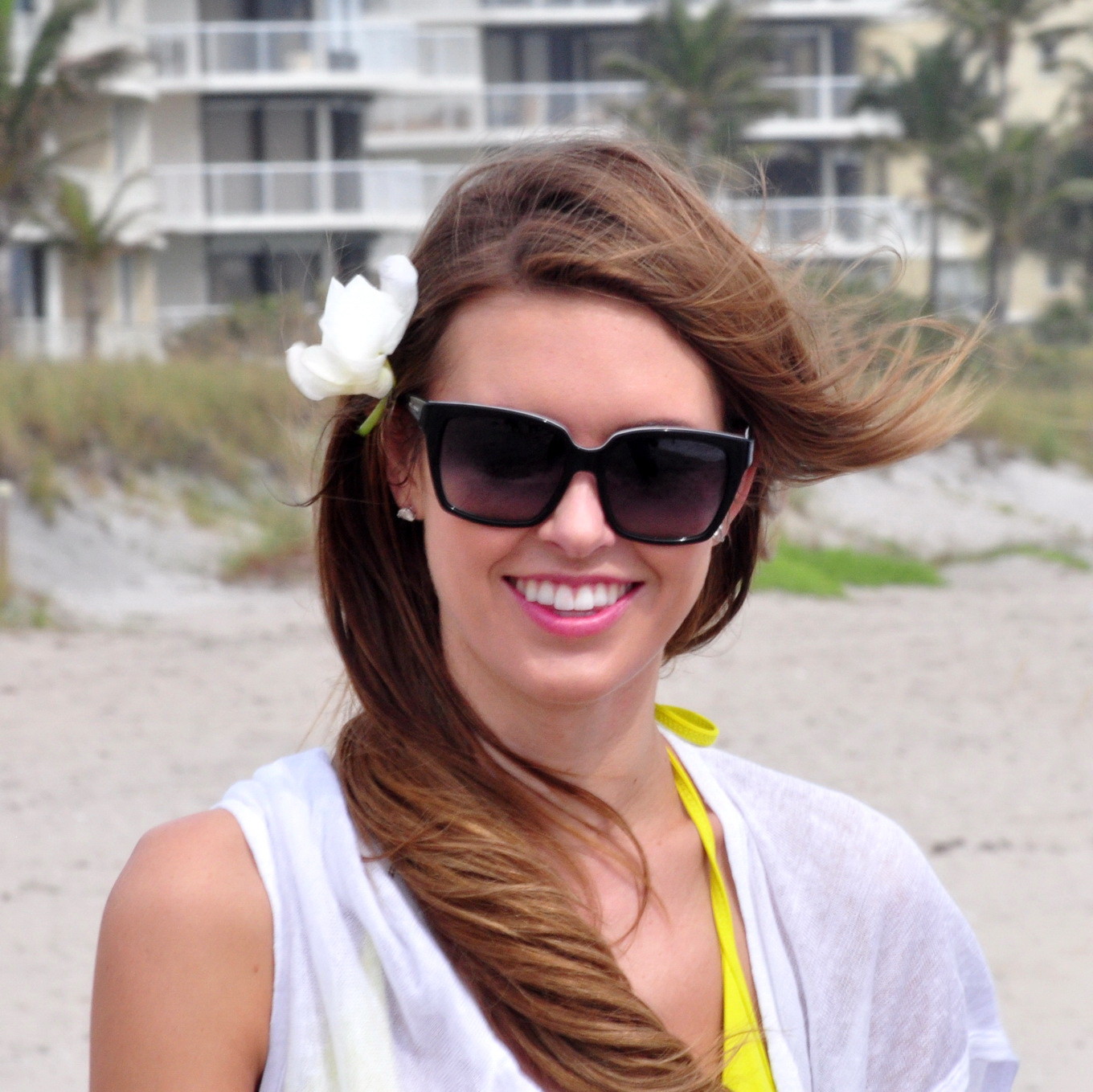 パームビーチで撮影するために黄色のビキニトップとショートパンツを着ているオードリナ・パトリッジ
 #75313620